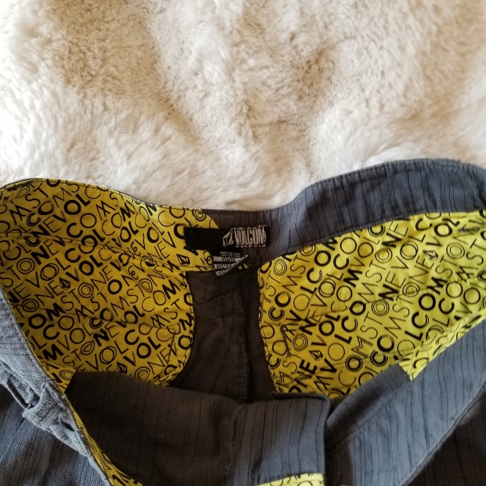 Volcom shorts - Picture 7 of 7